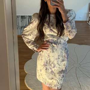 Adoore klänning - Härlig sommarklänning från Adoore🥰Nyskick, med lapparna kvar! Finns axelvaddar som man enkelt kan klippa bort. Är i storlek 34 men inte liten i storlek som deras andra klänningar är🤗💕