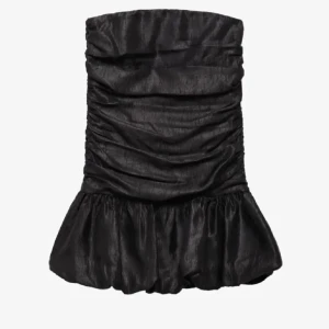 Svart axelbandslös klänning - Snygg svart axelbandslös klänning med volangdetaljer. Perfekt för en kväll ute. Klänningen har en glansig finish och en åtsittande passform upptill som övergår i en volangkjol.