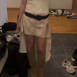 Beige kjol - Supersnygg beige kjol från Nakd. Använd 1 gång, i 34/XS passar även S