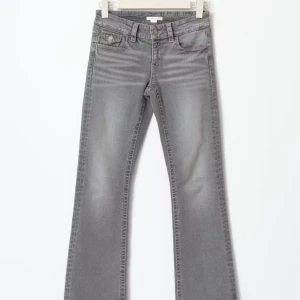 Grå bootcut jeans - Snygga grå bootcut jeans med bak fickor. Dem är från Gina Young i storlek 170. Säljer för de var för stora för mig, använt dem fåtal gånger och dem har inga defekter. 