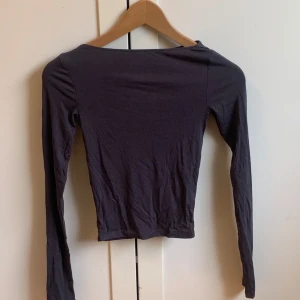  långärmad topp - mörkgrå boatneck topp. aldrig använd men lappen i nacken är avklippt då den lätt sticker upp