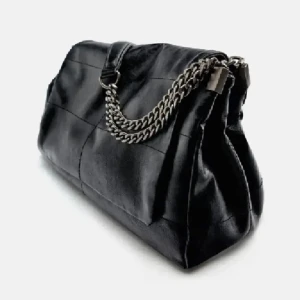 Svart axelväska med kedjedetalj - Snygg svart axelväska från Zara i skinn med en stilren kedjedetalj. Väskan har en praktisk storlek och en elegant design som passar perfekt för olika tillfällen och en säker stängning.