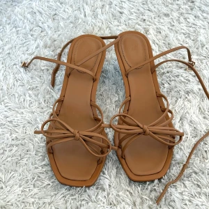 Klackskor med snörning från H&M 38 - Gulliga klackskor från H&M i strl 38, använda en gång 🫶🏼 Slutsålda på hemsidan, köptes för 379kr