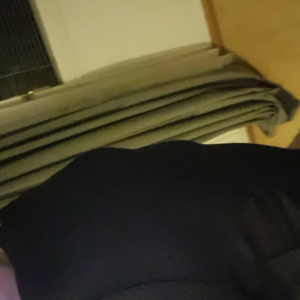 Säljer en svart croppad topp från H&M Divided. Toppen har en enkel design med långa ärmar och en tight passform. Perfekt för att matcha med höga jeans eller kjol.. Yläosat.