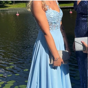Blå balklänning  - Superfin blå balklänning från dressroom med blomspets med små diamanter i! Använd endast en gång, är ungefär 164. Pris kan diskuteras vid snabb affär 🩵