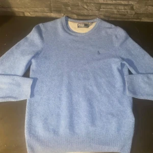 Blå tröja från Polo Ralph Lauren Kashmir  - Säljer en stilren blå tröja från Polo Ralph Lauren. Tröjan är i bra skick och säljer pga är för liten. Nypris ca 1800
