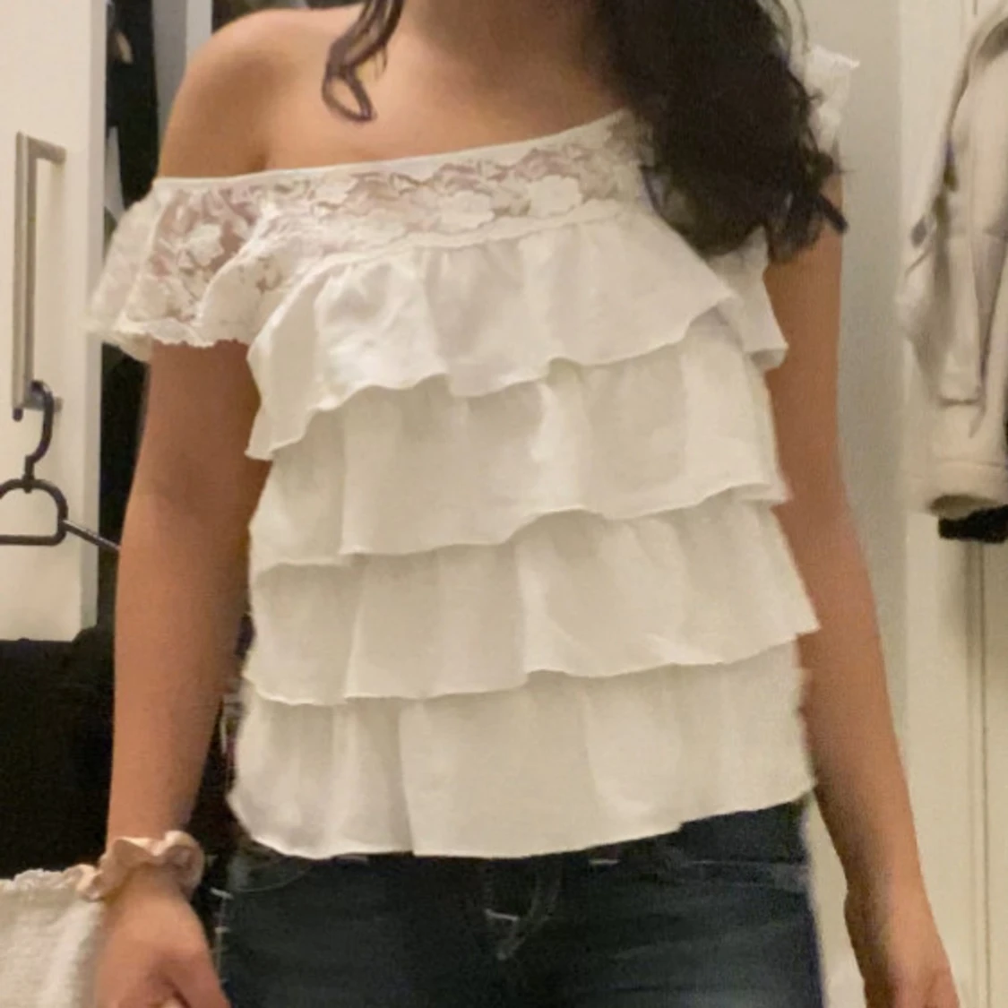 Vit offshoulder topp med spetsdetaljer - 4