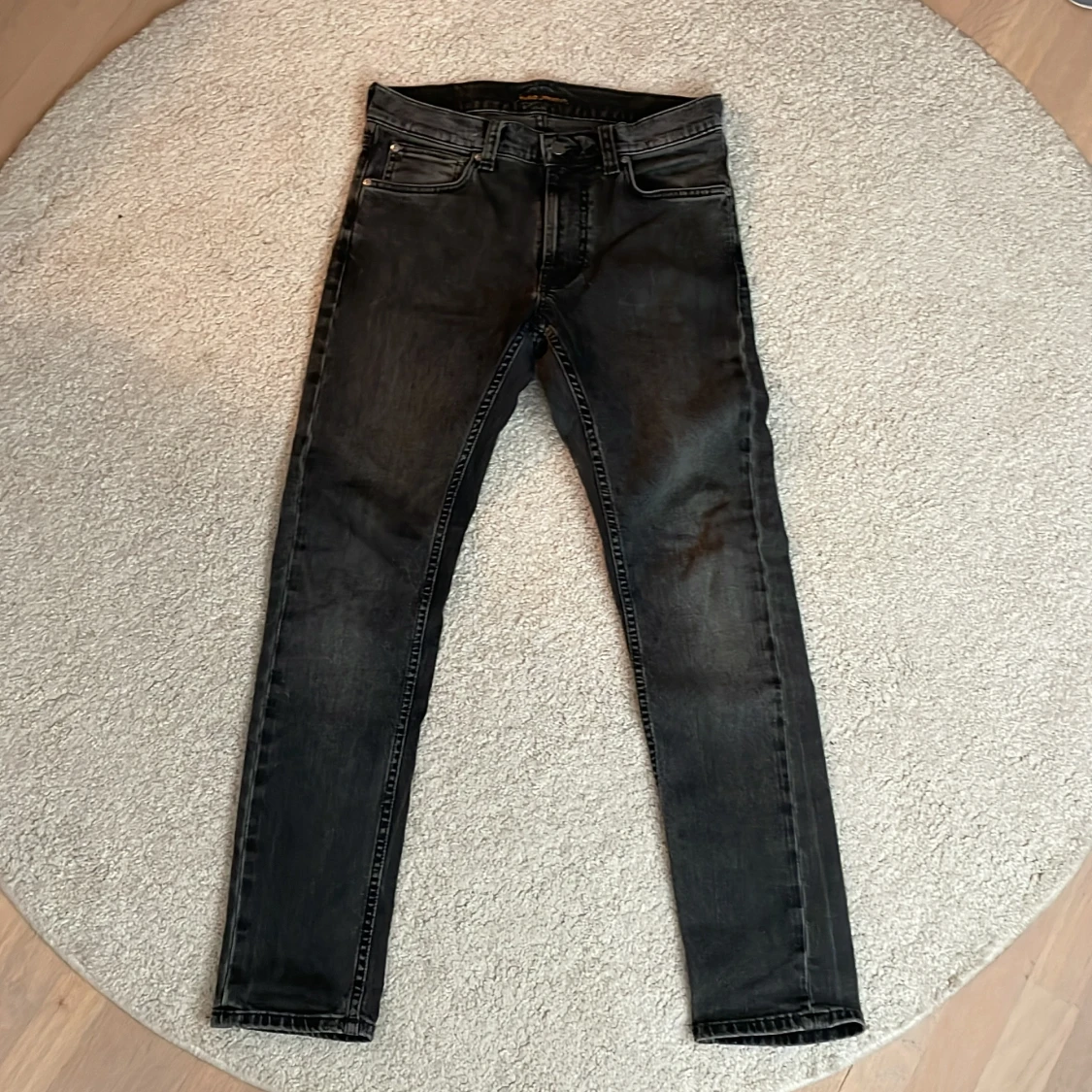 Svarta lean Dean från Nudie Jeans