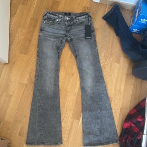 True religion jeans - Helt nya true religion jeans, low rise bootcut / flare. W25 så xs / s, Aldrig använda. Om du har frågor skriv gärna och priset är förhandlingsbart vid snabb affär 🙏❤️ Grå färg model joey low rise flare / bootcut