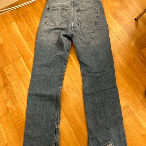 Blå jeansbyxor - Snygga blå jeansbyxor med klassisk design och raka ben. De har en normal passform och är perfekta för en avslappnad stil. Byxorna har fyra fickor och en knappgylf.