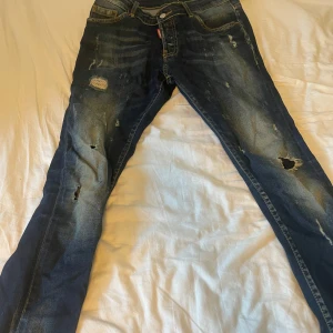 DSQ2  jeans  - Använde dessa för några årsen så de bara ligger, säljer de till bra pris och det passar för dom som är 165-175 typ.