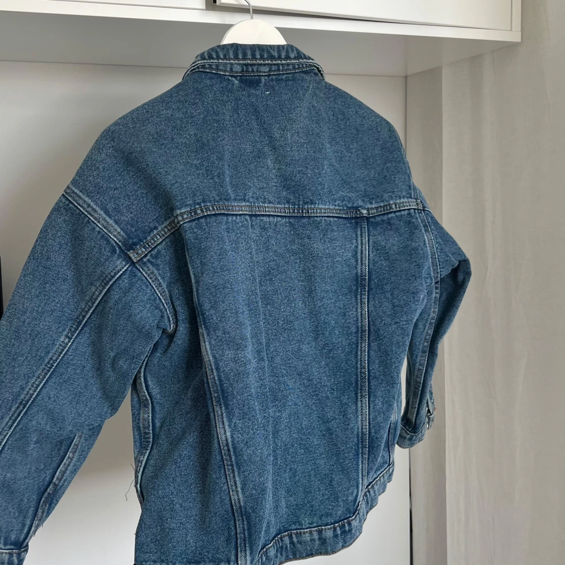 Blå jeansjacka från Monki - 3