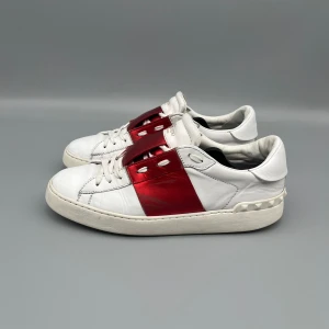 Valentino Open Metallic Red | 40 - • Skorna är använda men har mycket kvar att ge   • Storlek: 40 (PASSAR 40.5-41)  • Färg: Metallic röd   • Nypris i butik: ~7000SEK  • Endast skorna medföljer   Notera att skorna är lagade inuti ena hälen