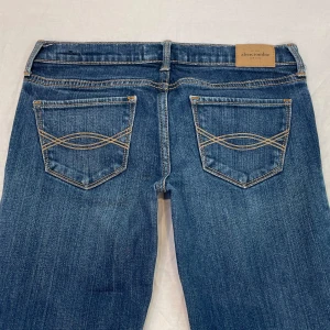 Superlågmidjade bootcut jeans🤩 - Inga bilder på pga försmå❤️ Superlågmidjade från Abercrombie & Fitch! Midja 36x2 cm, gren 16 cm o innerben 70 cm💕märkta storlek 16 vilket jag uppskattar är som en xxs, mer åt xxxs än xs