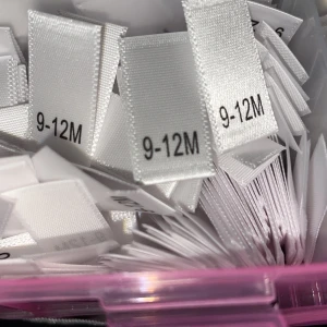 Storlekslappar för egen sömnad - Har storlekslappar här som är över från min egensömnad. Denna snnobs ör de 15 st lappr som du köper. Dom är av silikes .