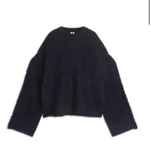 Mörkblå stickad tröja från arket i Mohair Ull - Säljer en super snygg mörkblå stickad tröja från Arket med fina volanger på sidan av ärmarna! Den är i Mohair Ull vilket gör att den inte alls är nopprig❣️ Använd fåtal gånger och säljer denna tröja då den inte kommer till mycket användning pågrund av att jag har flera stickade tröjor❤️ Nypris 900kr🎀 Pris kan diskuteras