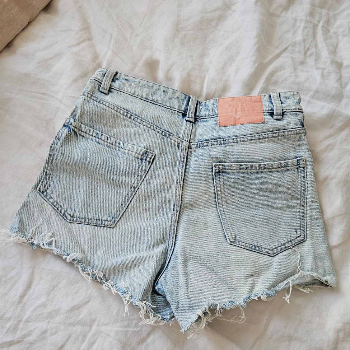 Ljusa jeansshorts från Zara - 2