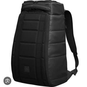 Svart ryggsäck från Douchebags - Snygg och praktisk svart ryggsäck från Douchebags. Den har en stilren design med quiltade detaljer och en dragkedja upptill. 