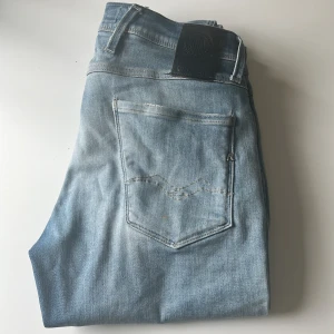 Ljusblå jeans från Replay - Snygga ljusblå jeans från Replay med lite ljusare fade. Väldigt sköna och bra skick. Färgen passar till det mesta, privat för fler bilder