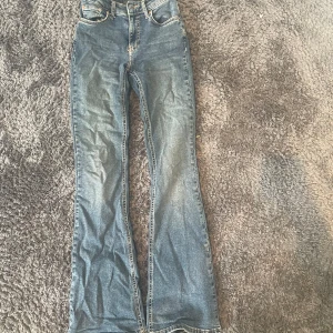 Blå bootcut jeans från Perfect Jeans - Snygga blå bootcut jeans från gina tricot som jag köpte för 600. De har en klassisk femficksdesign och en bekväm passform. Perfekta för en avslappnad stil.