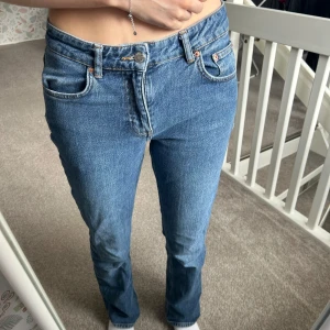 Blå jeans med normal passform - Säljer ett par klassiska blå jeans med normal passform. De har en traditionell femficksdesign och knappgylf. Perfekta för en avslappnad stil. Säljer då de börjar bli små🩷jag är 177 och de sitter perfekt i benen
