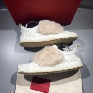 Valentino skor  - Hej! Säljer nu mina skor från märket Valentino, storlek 40, bra skick box ingår. Givetvis äkta, Tveka inte på att höra av dig om du har frågor eller funderingar kring skorna!