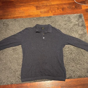 Massimo Dutti tröja - Jag säljer nu min Massimo Dutti tröja i färgen marinblå då den inte kommer till användning. Den är andvänd men inga defekter. Den är i storleken L men passar M och köpt för 950 men säljer den för 199. Hör gärna av er om ni har frågor!!