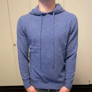 En helt ny hoodie i merino och kashmir blandning! Färg blå. Storlek S. Modellen är 180 cm lång| Hör av dig vid frågor eller funderingar 💭| pris går att diskuteras💸