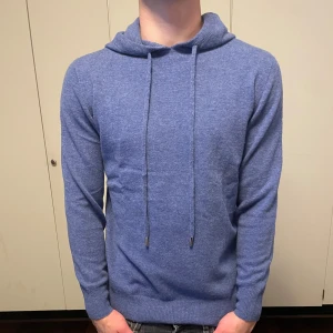 Blå Merino/Kashmir hoodie - En helt ny hoodie i merino och kashmir blandning! Färg blå. Storlek S. Modellen är 180 cm lång| Hör av dig vid frågor eller funderingar 💭| pris går att diskuteras💸