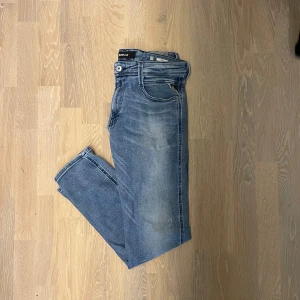 Replay jeans med slitning - Säljer dessa feta Replay jeans🔥 9/10 skick, knappt använda. Modell: Anbass. Storlek: W31 L32. Nypris 1799kr, Mitt pris endast 549kr🤝