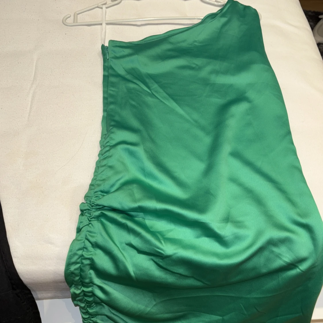 Grön one-shoulder klänning - 2