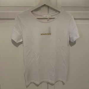 Vit t-shirt från Mango - Säljer denna stilrena tröja ifrån mango då den tyvärr inte används, den är aldrig använd ✨ nypris 99kr 