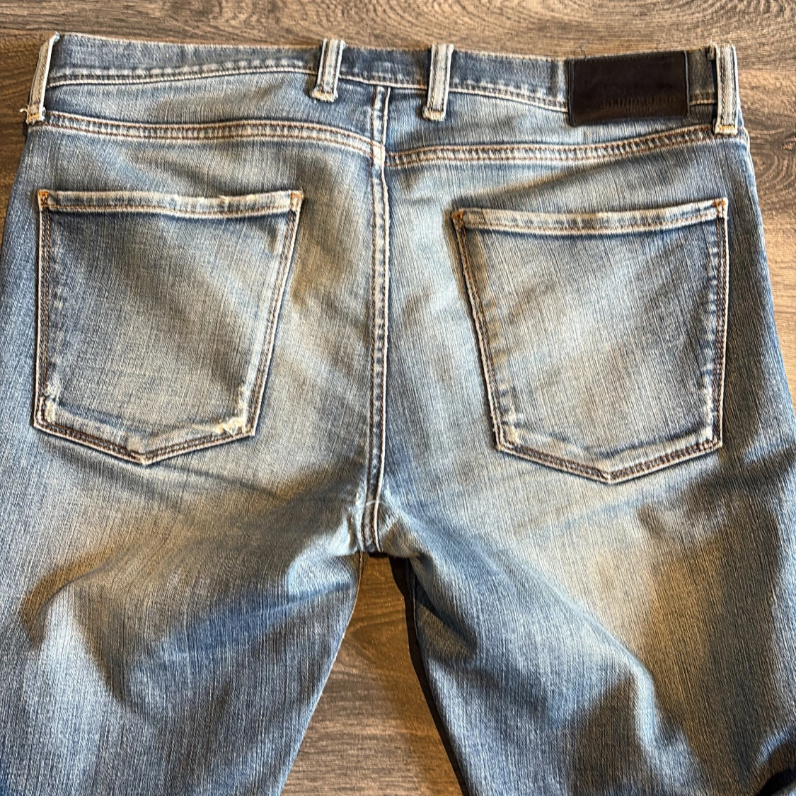 Jeans från J.Lindberg m slitningar - 2