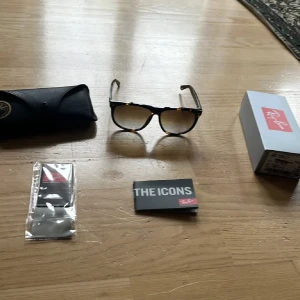 Rayban Boyfriends RB4147 - Säljer ett par klassiska Rayban Boyfriends i nyskick. Jag har som tur kvar allt original, fodral, putsduk, box papper och allt. Köpt för 1309kr på eyerim.se. Om man följer så kan priset diskuteras! Vid frågor skicka meddelande så svarar jag mer än gärna så snabbt jag kan🙂🥂