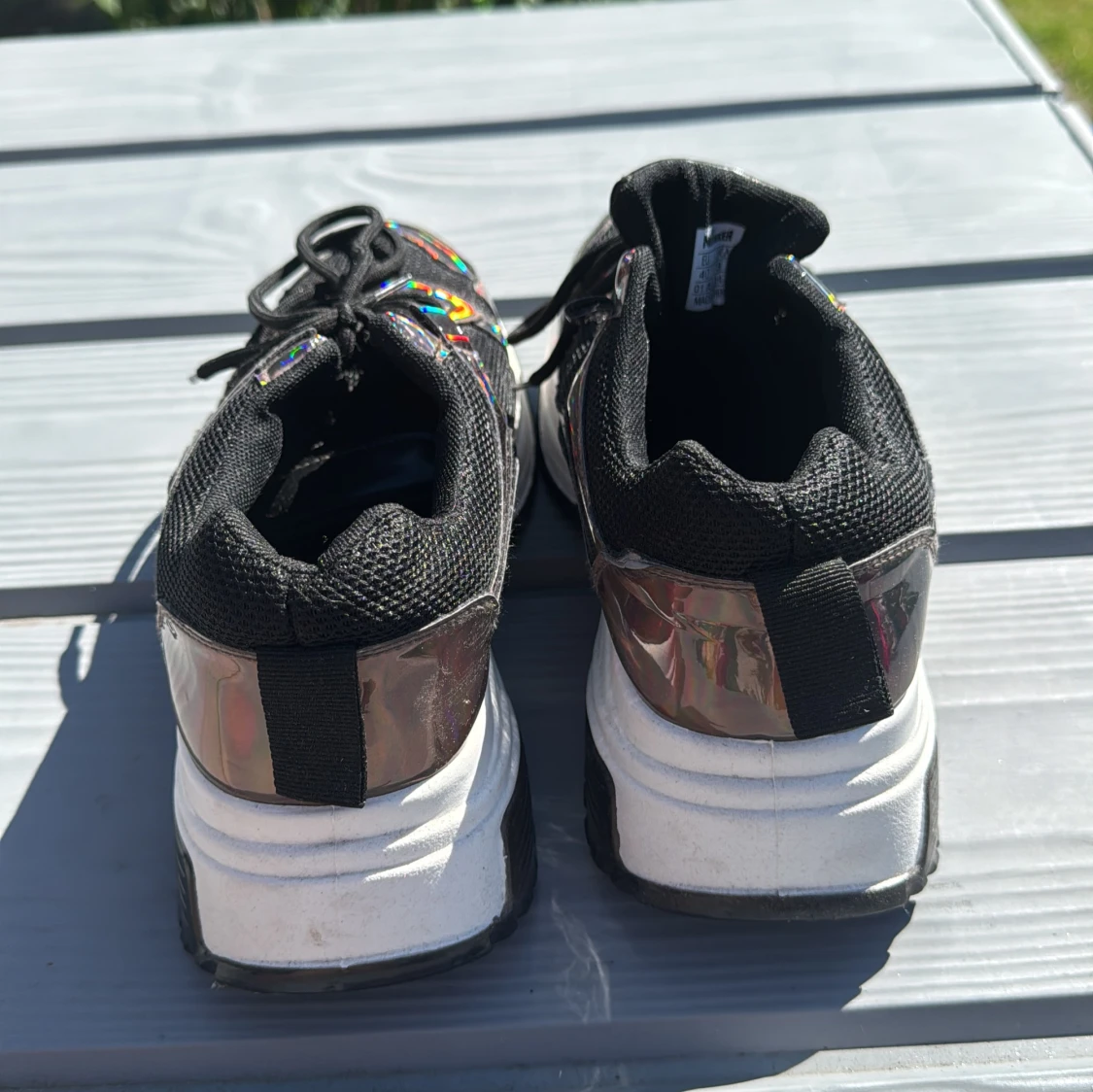 Chunky svarta sneakers med holografiska detaljer - 1