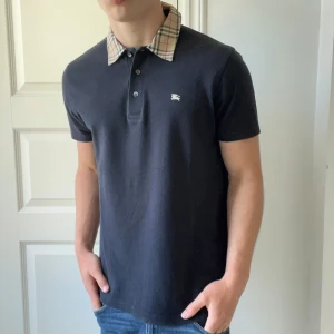 Svart Burberry pike L slim fit - Slim fit Medium Burberry Pike svart. Inga defekter. Modellen är 180, 75 kg kom med frågor! Pss, den är helt svart men det är bara ljuset som får den annorlunda ut. 
