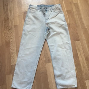 ljusblå/vit baggy loose jeans - härliga jeans inför sommaren, använda 1 gång