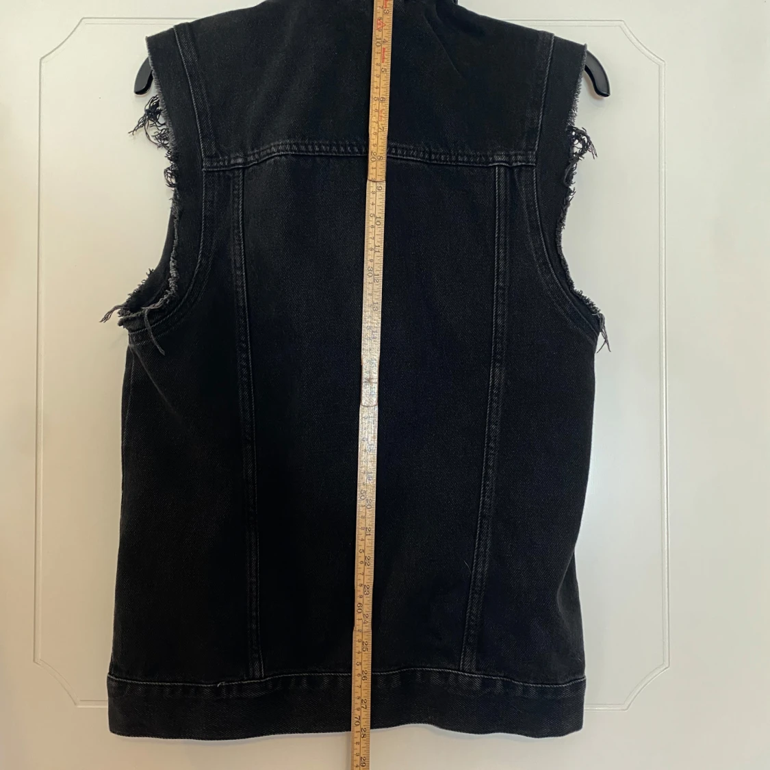 Svart jeansväst med råa kanter - 2
