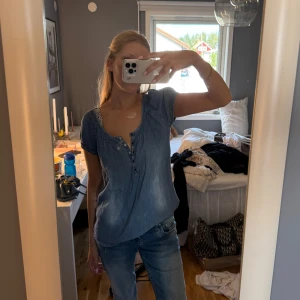 Jeans topp - Topp i jeans med knappar och puffärmar, från Lindex i storlek s✨
