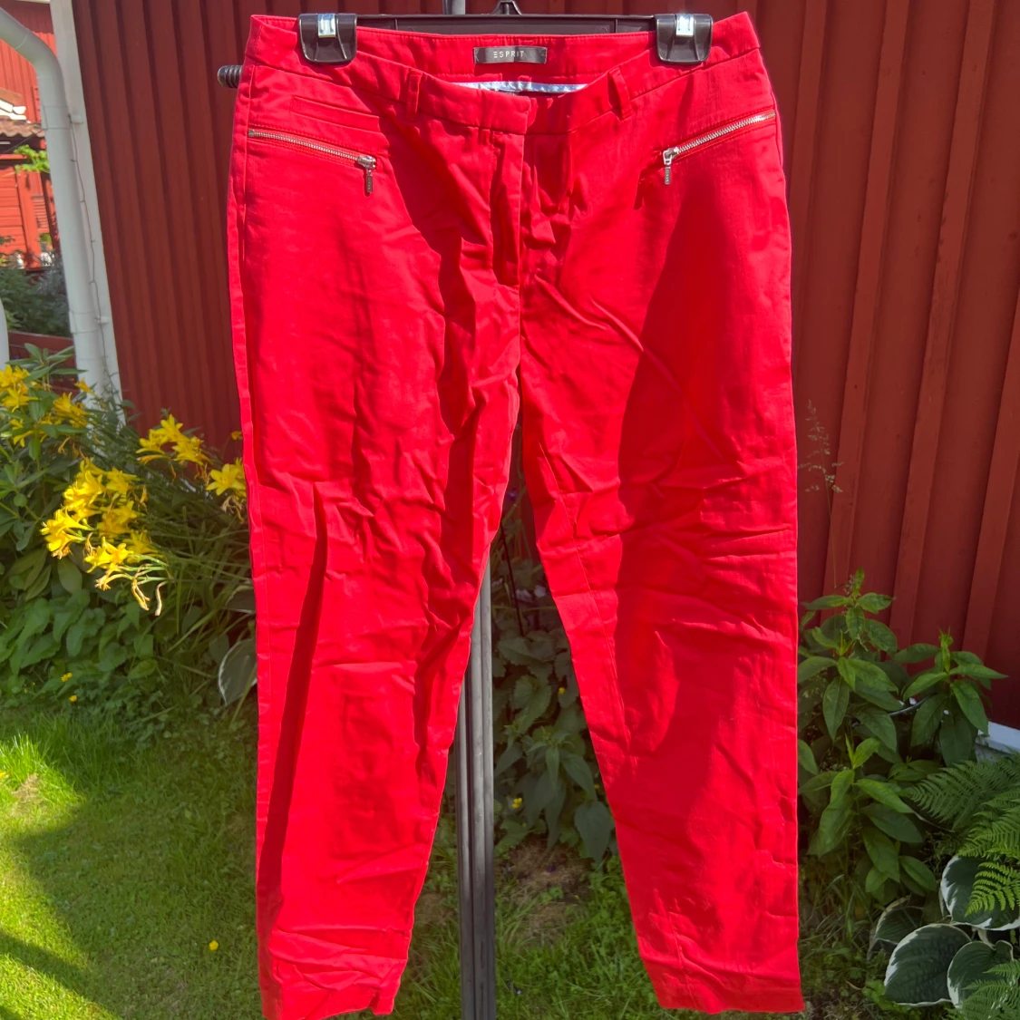 Röda byxor från Esprit