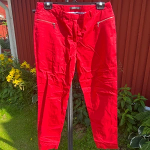 Röda byxor från Esprit  - Röda byxor från Esprit i storlek 38. 
