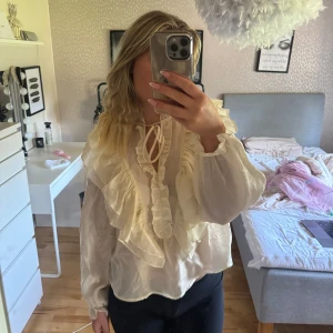Vit blus - Säljer denna fina vita blusen från Kappahl. Har aldrig använt den utan bara testad och lappen är kvar som man ser på bild två. Den är i storlek XS, men säljer även en i S också. Nypris 499kr🤍