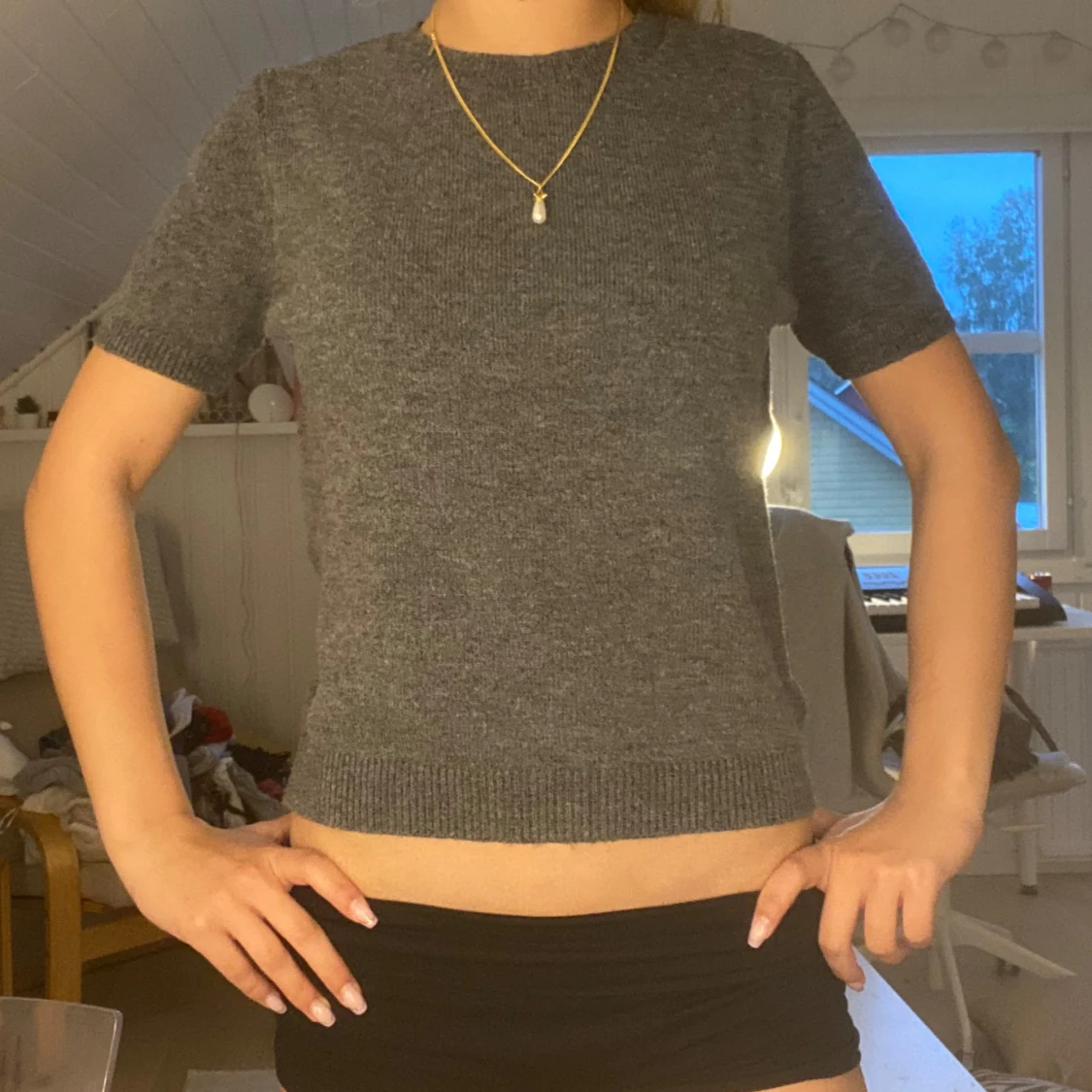 Grå stickad kortärmad tröja - 1