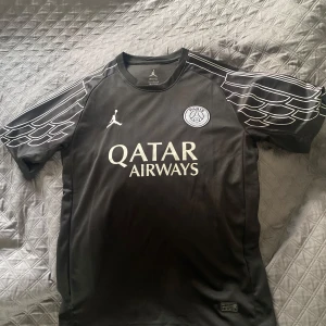 PSG T-shirt svart - PSG T-shirt svart helt ny med inga problem och säljs för den är för stor.
