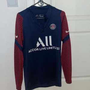 PSG Tröja - Snygg långärmad Paris Saint-Germain träningströja från Nike. Marinblå bas med röda ärmar i grafiskt mönster, PSG-logga på bröstet. Köptes på Nike för ganska längesen men fortfarande jävligt bra skick: strl s men lite lång ändå