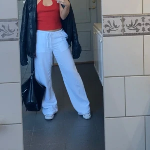Vita vida linnebyxor med snörning - Säljer ett par fräscha vita linnebyxor med breda ben och dragsko i midjan. Byxorna har en avslappnad passform och är perfekta för en chill och stilren look. Lätta och luftiga, passar perfekt till sommaren. Använd endast fåtal gånger så väldigt bra skick! 