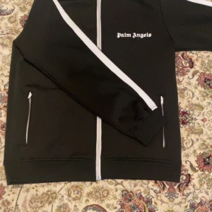 Svart palm angels - Svart track jacket från Palm Angels, bra skick. 1•1