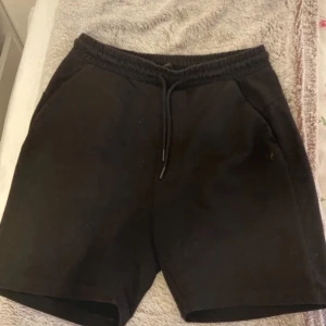 Svarta mjukisshorts  - Svarta mjukisshorts från SOC. I gott skick och säljs då de ej använda längre. Normal i midjan. Passar mig som har S/M i byxor. Pris kan diskuteras.