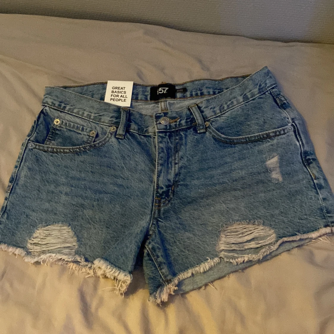 Blå jeansshorts med slitningar 157