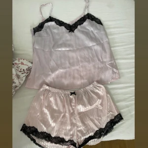 Pyjamas set  - Säljer ett pyjamas set från New yorker i storlek L, har använt ca 2 gånger, den har tyvärr missfärgats då jag råkade slänga in den i tvätten med svart tvätt🥲, men annars är den i mycket bra skick! Säljer setet för 50kr + frakt!